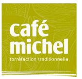 Un logo carré vert avec un texte blanc indiquant « café michel » en lettres minuscules. En dessous, un texte plus petit indique « torréfaction traditionnelle ». L'arrière-plan présente des motifs de feuilles subtils et complexes, contribuant à une sensation organique et artisanale, un peu comme le travail d'un photographe pour les entreprises.