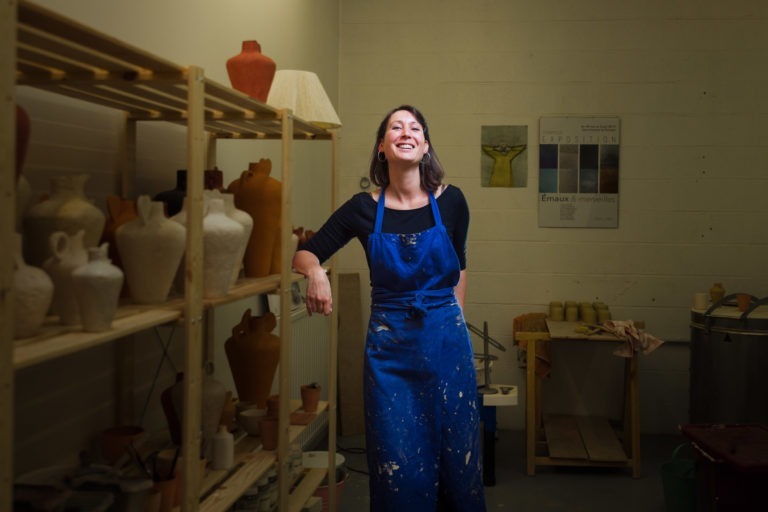 Portrait corporate à bordeaux - Une artisan céramiste en train de poser dans son atelier
