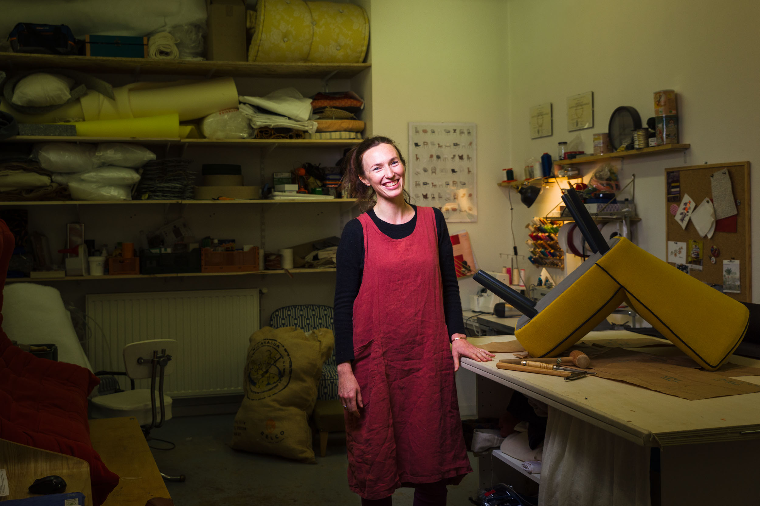 Portrait corporate à bordeaux - Artisan Tapissière pose dans son atelier