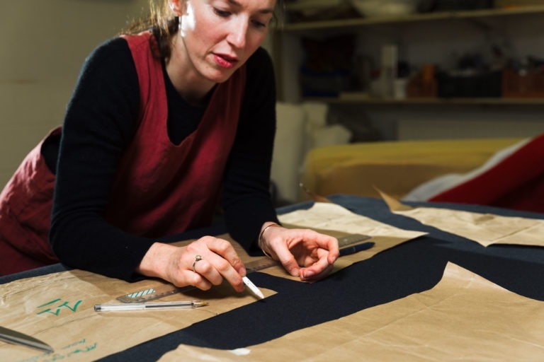 Portrait corporate à bordeaux - Portrait d'artisan tapissier prépare un patron