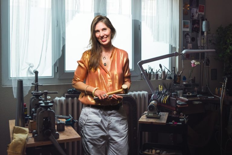 Portrait corporate à bordeaux - Clair WEST artisan joaillier pose dans son atelier