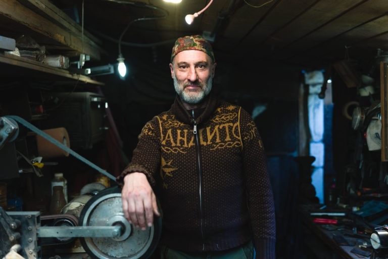 Portrait corporate - Portrait d'artisan à bordeaux - Coutelier au bouscat dans son atelier