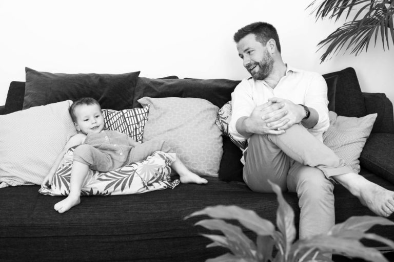 Portrait de famille à bordeaux - papa et son fils sur le canapé