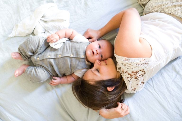 Portrait de famille à bordeaux - maman et bébé sur le lit