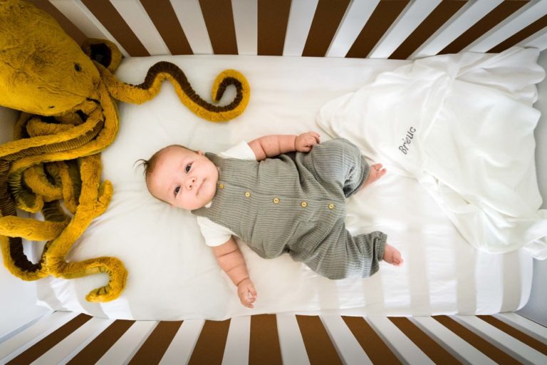Portrait de famille à bordeaux - bébé dans son lit