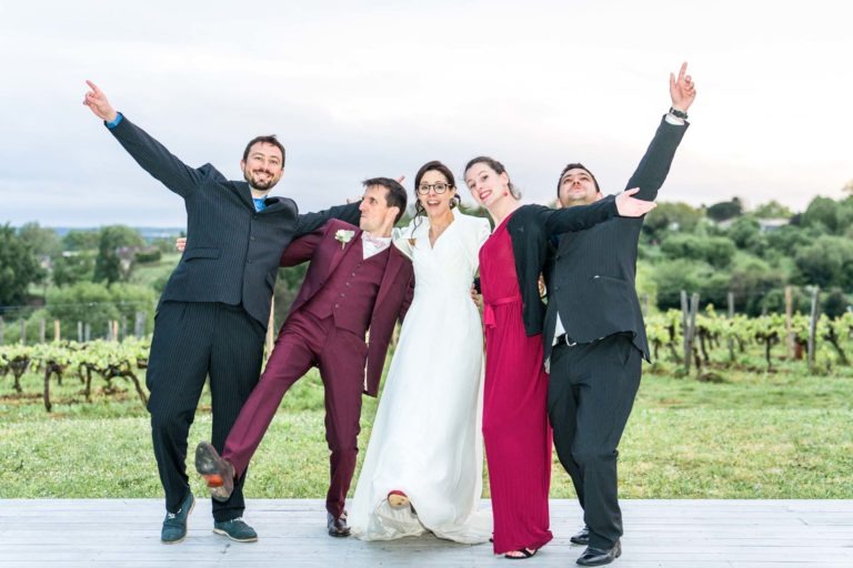 Photo de groupe pendant un mariage. Photo fun. Les mariés et leurs témoins lève les bras
