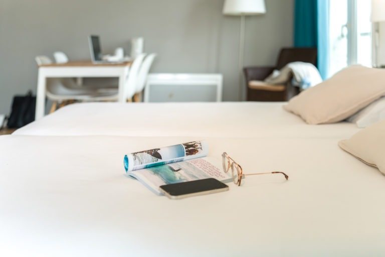 Immobilier - Appart'hotel - lunette sur un lit