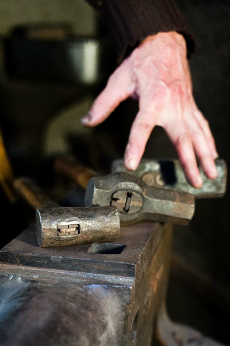 Un artisans montre ses marteaux
