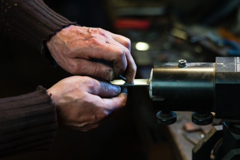 Un artisan coutelier à Bordeaux en train de penser une lame de couteau