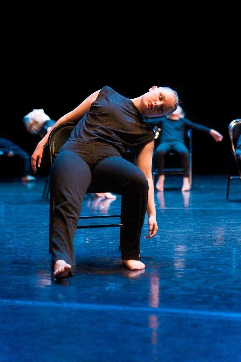 Une danseuse assise en représentation