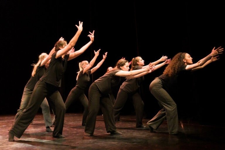 danseuses sur scène en train de lever les bras