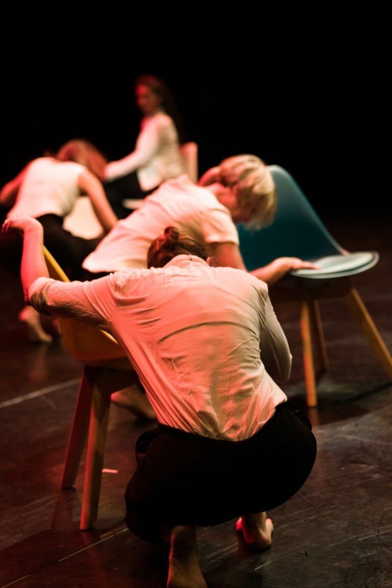 Des danseuses assis sur une chaise sur scène