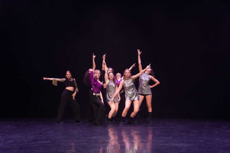 Spectacle de fin d'année de l'école de Floirac, des danseuses lèvent les bras sur scène